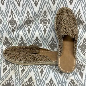 Universal threads mules slip on